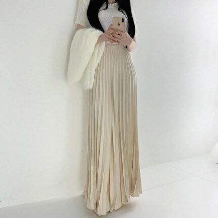 Beige pleated skirt